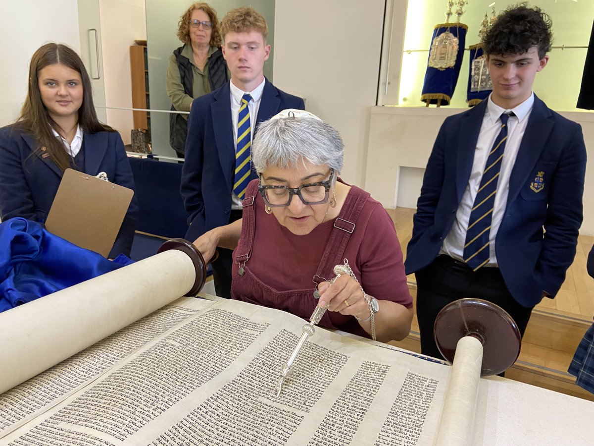 RsStrath's tweet image. 4th Form GCSE RS and Higher RMPS
Getting to know more about Jewish life and worship at Giffnock Shul, Mark's Deli and Glasgow Reform Synagogue - lots of lovely people helped make our day a special one!