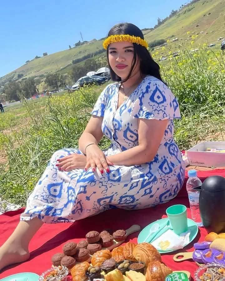 حين نعود إلى من نشتاق لهم، نعود بخفي حنين، حتى في قمة اشتياقنا نخفي مشاعرنا، هكذا نحن البشر نشح كثيرًا في صدقنا •