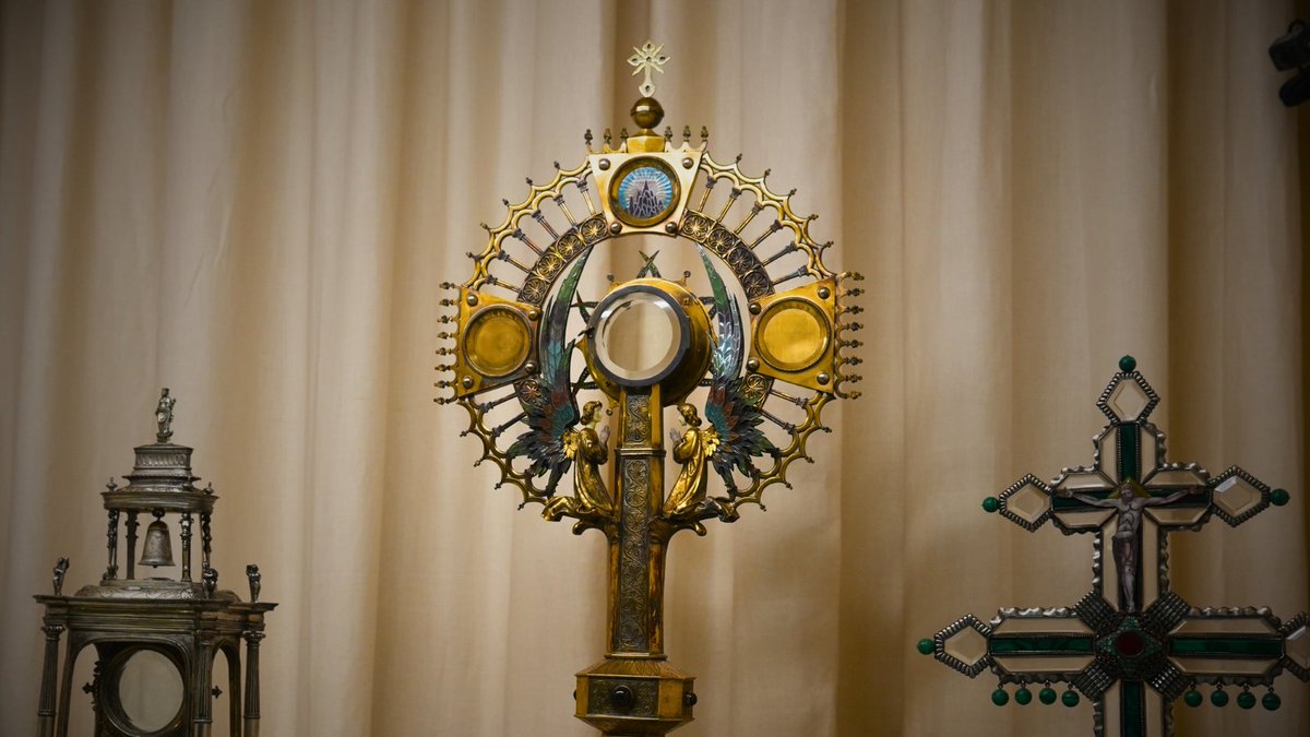 Avui, dia de Corpus, adorem el Santíssim Sagrament del Cos i la Sang de Crist🙏.

✝️“Aquesta és la meva carn, aquesta és la meva sang” (Lc 22,19-20) .

#AbadiaMontserrat