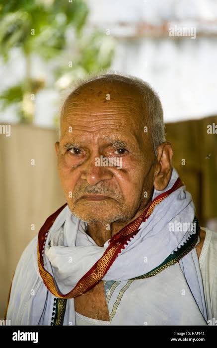 हर गाँव में एक बोहरे (ब्राह्मण)जी होते थे 
जिनके यहाँ कई नीली पीली लाल पगड़ी वाले लोग कर्जा लेने बैठे रहते थे 
जिनकी बदौलत तुम बोलने लायक़ हुए हो 
कोई घर में बुजुर्ग हो तो एक बार पूछना बेटा