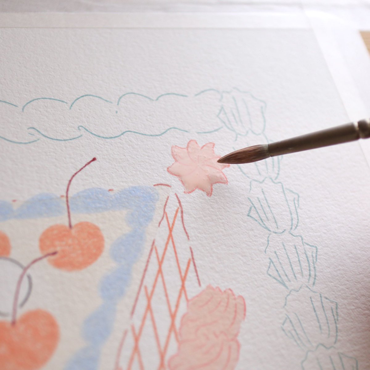 『milkbabycat playground』
個展のテーマとなる仔猫の遊び場を描いた作品です。友だちがいればどんな場所も忘れられない特別な思い出になる、そんな空間を切り取りたくて制作しました。メインカラーのピーチピンクが2段ケーキの様に重なり合う額装も上手くいって満足しています🎂
