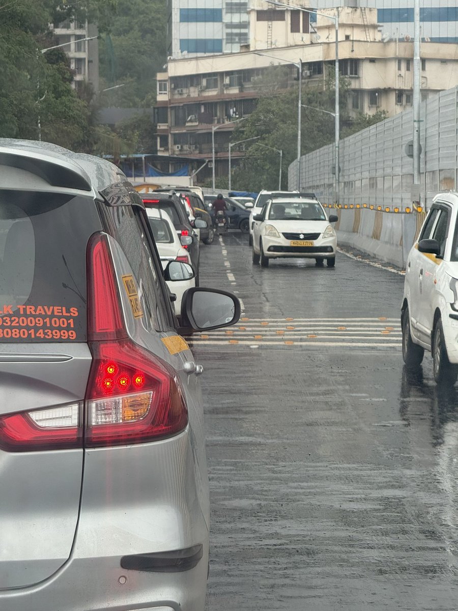 yashu122's tweet photo. @RoadsOfMumbai Referring to situations like this ? Haha, this is yesterday evening on the new bridge. 

Reason is bottle neck at the end of the bridge on LBS road where the vehicles coming from Vikhroli station want to take a right by blocking traffic from all directions. https://t.co/cN4fdDK2f4