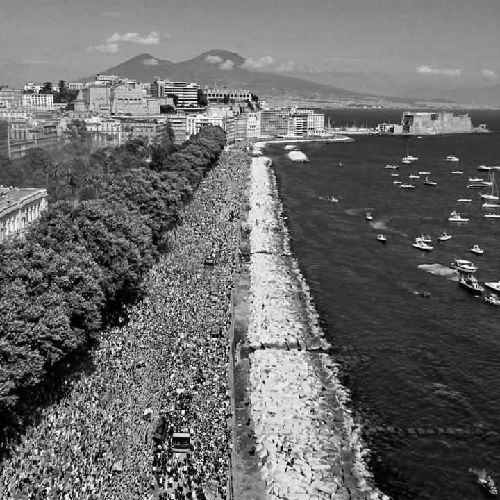 1922: I festeggiamenti per il settimo scudetto sul lungomare di Vercelli... 😁
#ProudToBeNapoli #AG4IN #FozaNapoliSempre