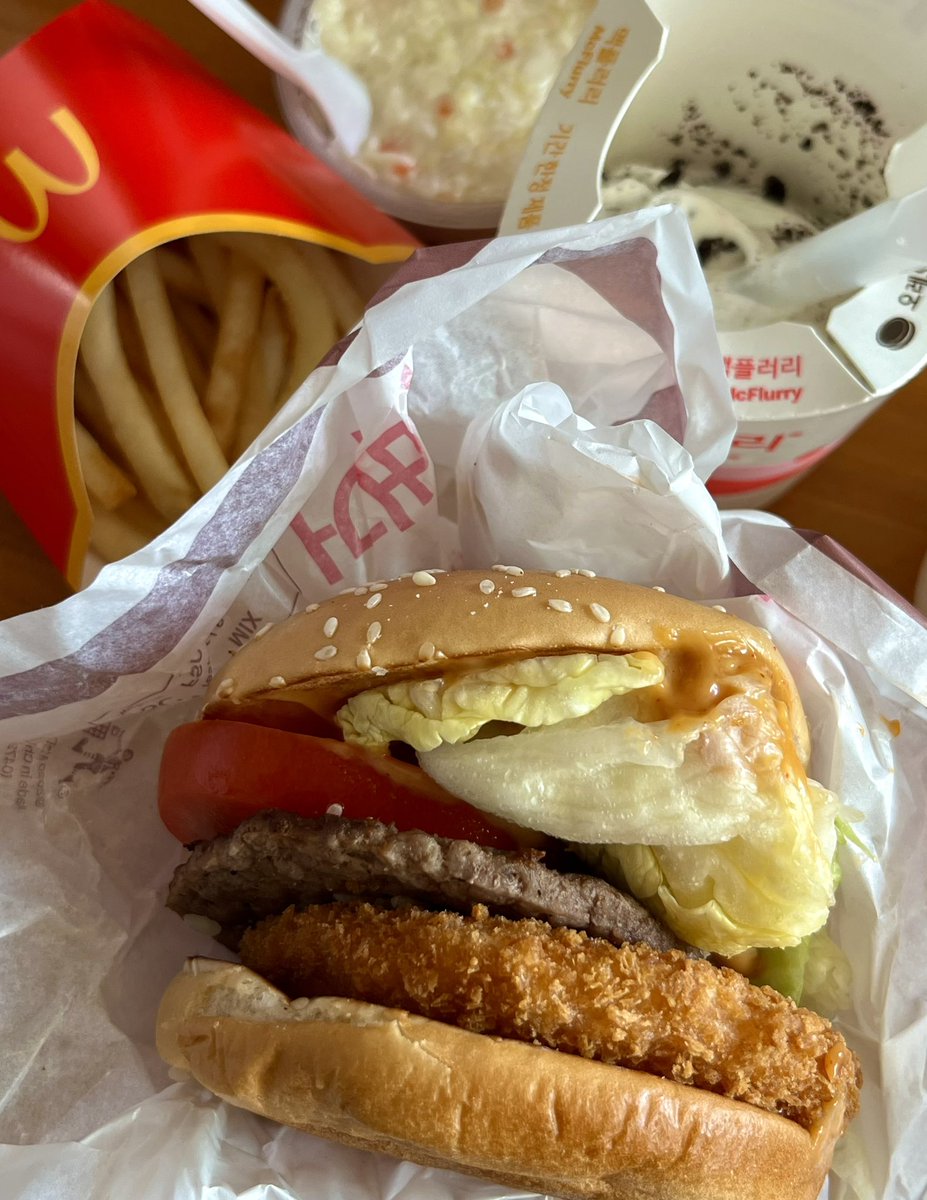 dddugi0719's tweet image. 종강 기념 맥날 햄부기 뿌시기