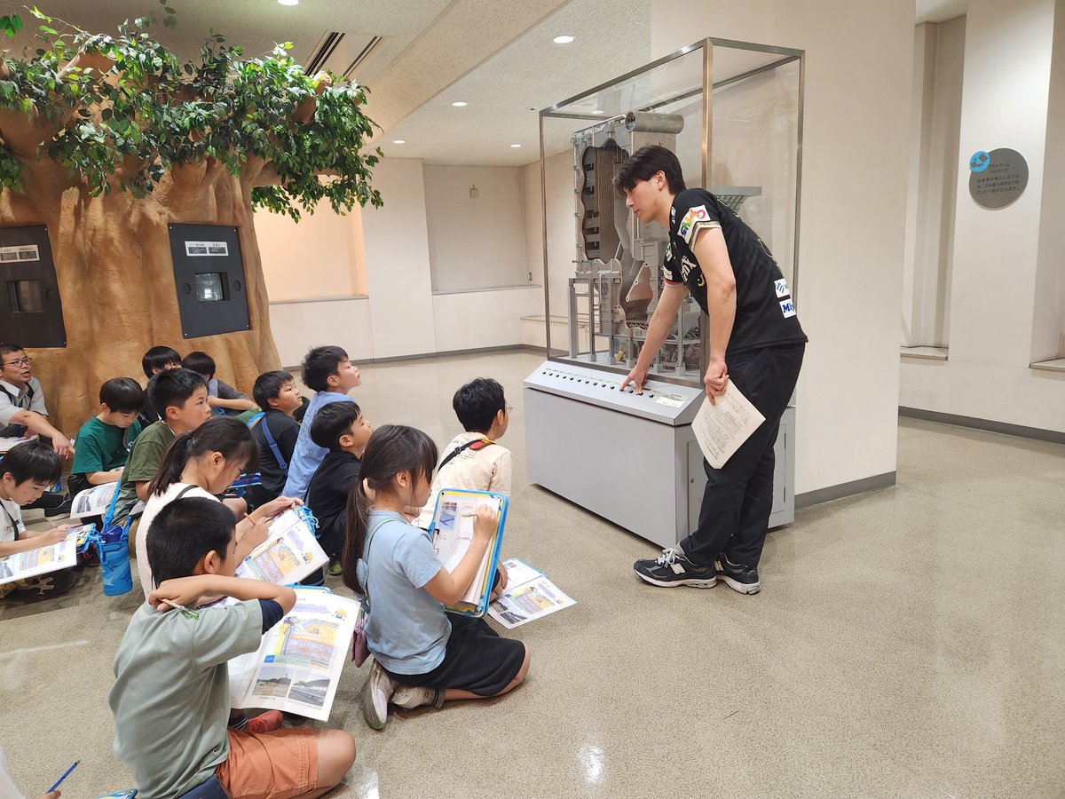 138city_sports's tweet photo. 今日は朝日東小学校の児童に環境センターの施設案内ツアーを行いました。１７年前の僕もこうやって社会科見学に心躍る日があったな...と懐かしい気持ちになりました。
＃市川健太　＃ツアーガイド市川　＃ウルフドッグス名古屋 https://t.co/8whLdbHHwA