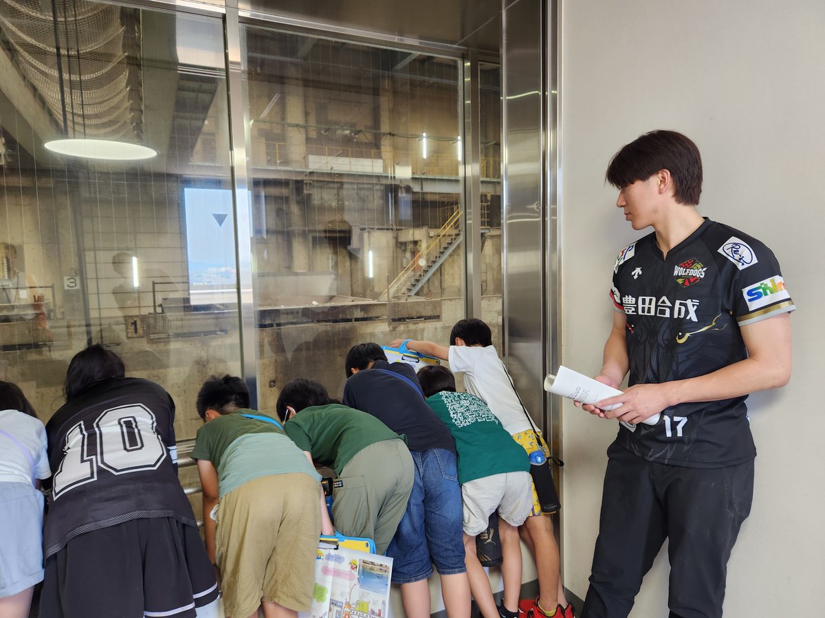 138city_sports's tweet photo. 今日は朝日東小学校の児童に環境センターの施設案内ツアーを行いました。１７年前の僕もこうやって社会科見学に心躍る日があったな...と懐かしい気持ちになりました。
＃市川健太　＃ツアーガイド市川　＃ウルフドッグス名古屋 https://t.co/8whLdbHHwA
