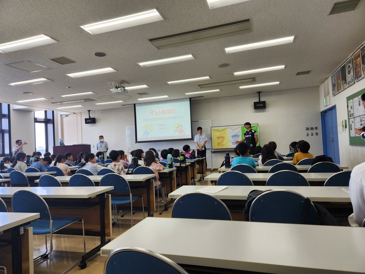 138city_sports's tweet photo. 今日は朝日東小学校の児童に環境センターの施設案内ツアーを行いました。１７年前の僕もこうやって社会科見学に心躍る日があったな...と懐かしい気持ちになりました。
＃市川健太　＃ツアーガイド市川　＃ウルフドッグス名古屋 https://t.co/8whLdbHHwA