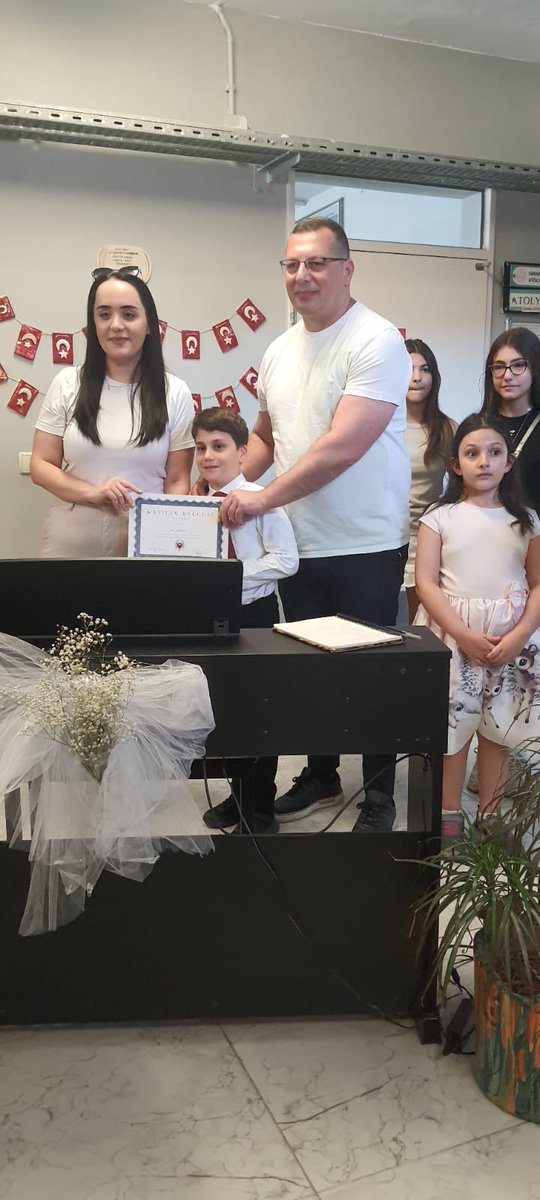 Mini Piyano Konserimizde görev akan kurs öğretmenimize ve kursiyerlerimize teşekkür ederiz. <a href="/tcmeb/">Millî Eğitim Bakanlığı</a> <a href="/Yusuf__Tekin/">Yusuf Tekin</a> <a href="/mebhbogm/">MEB Hayat Boyu Öğrenme Genel Müdürlüğü</a> <a href="/cengizmete/">Cengiz Mete</a> <a href="/TC_Atasehir/">T.C. Ataşehir Kaymakamlığı</a> <a href="/BekirDinkirci/">Bekir DINKIRCI</a> <a href="/istanbulilmem/">İstanbul İl Millî Eğitim Müdürlüğü</a> <a href="/MucahitYentur/">Murat Mücahit Yentür</a> <a href="/AtasehirMEM/">Ataşehir İlçe Millî Eğitim Müdürlüğü</a> <a href="/iyildirim58/">ismail yıldırım 🇹🇷</a>
