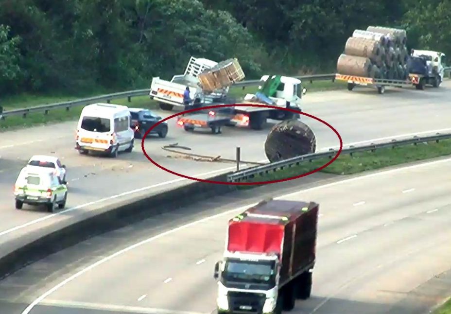 _ArriveAlive's tweet image. Safely Secure Loads during Transport - Obstruction - Lost load N3 Southbound before Hammarsdale I/C. Right lane obstructed. Expect Delays

tinyurl.com/yfm4qwfq

#ArriveAlive #FreightTransport #Loads

@TruckAndFreight @Dotransport