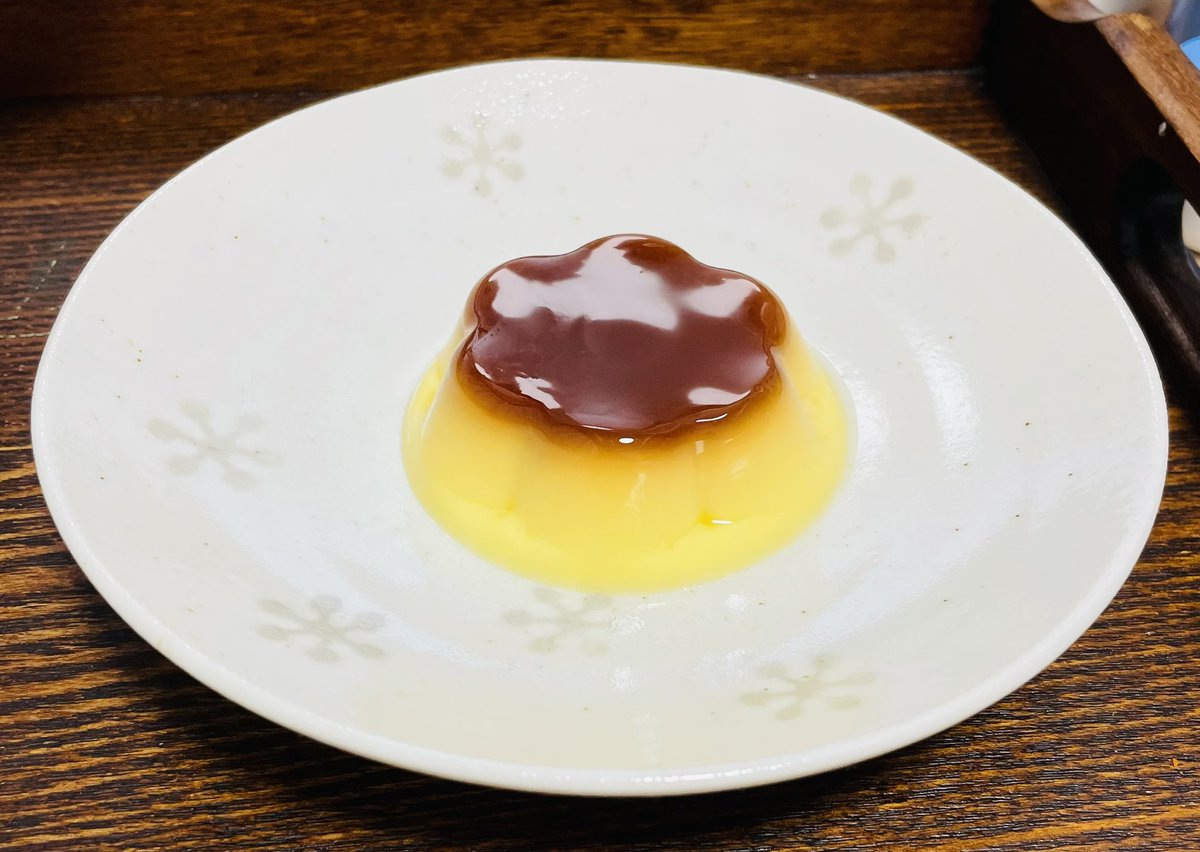 約一年ぶりにプッチンプリン買ったんですよ。でプッチンしたんですよそしたら…

プッチンプリンってこんな可愛いかったの？色といいフォルムといいあまりの可愛さ（？）にしばらく眺めてしまった。食器はとにかく軽さ扱いやすさ重視人間なんですけど君専用の綺麗なお皿が欲しい。
推しです推し🫶