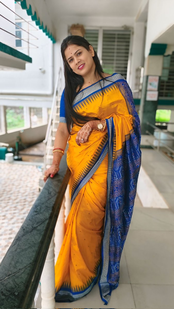 A saree, a smile,and  endless charm..♥️
#goodafternoon..