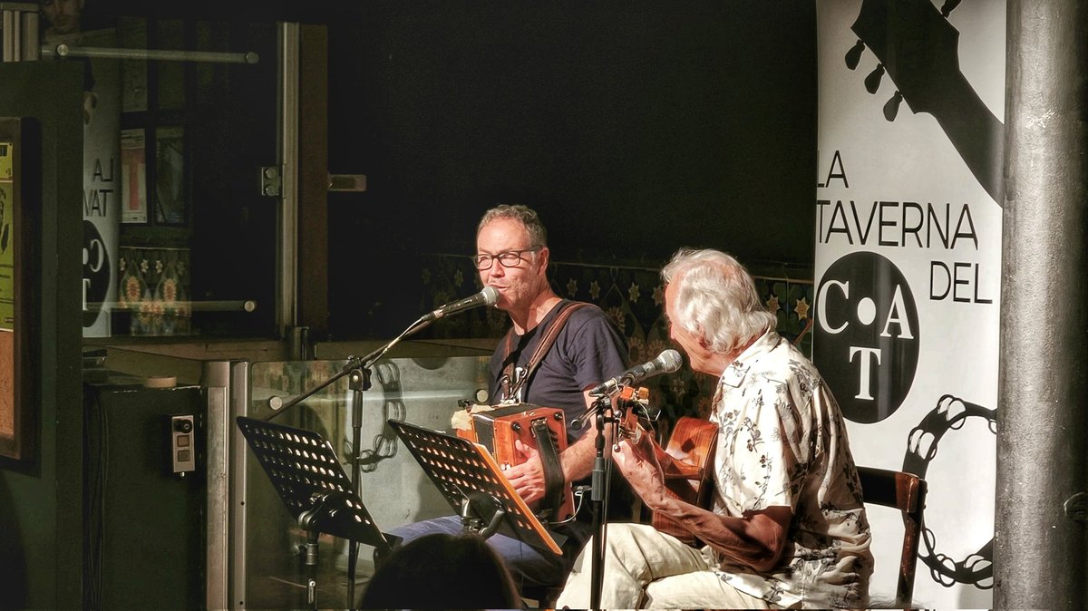 "Si canteu la cançó plegats, sereu més feliços!"

Jaume Arnella i Carles Belda 

(ahir al vespre a La Taverna del CAT, un regal! 🥀)