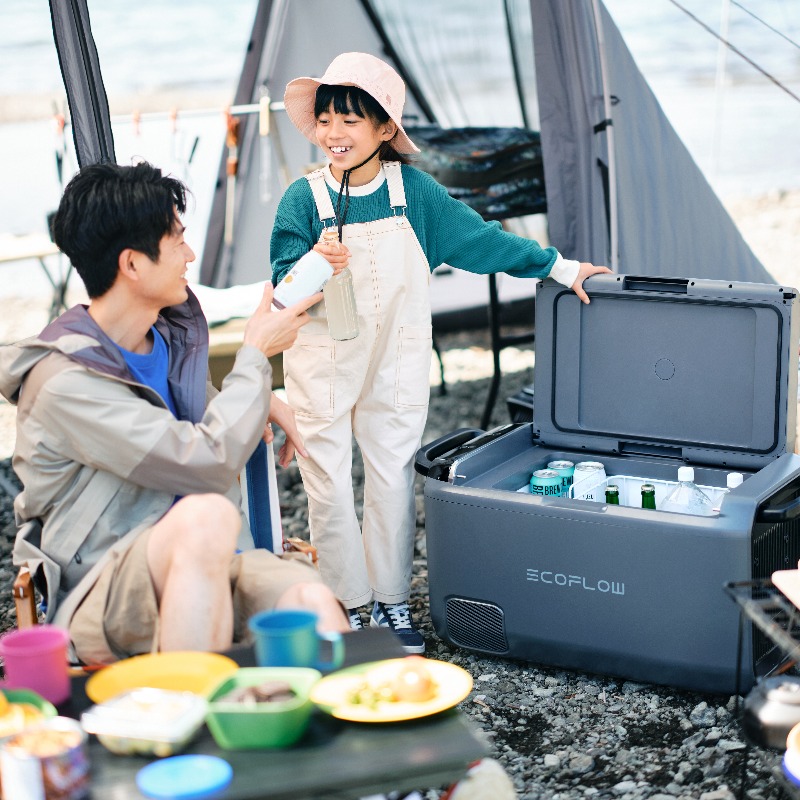 EcoFlowJapan's tweet photo. 🏖️家族で海ピクニックの日。
「ビール、全然冷えてないんだけど…」🍺
そんな時は、#GLACIERClassic ポータブル冷蔵庫🧊!
デュアルゾーン設計で、冷蔵・冷凍の同時使用が可能✨
長時間のお出かけには、#DELTA2Max があれば安心⚡️
※ 冷蔵・冷凍機能の両方が備わっているのは45/55Lサイズです。