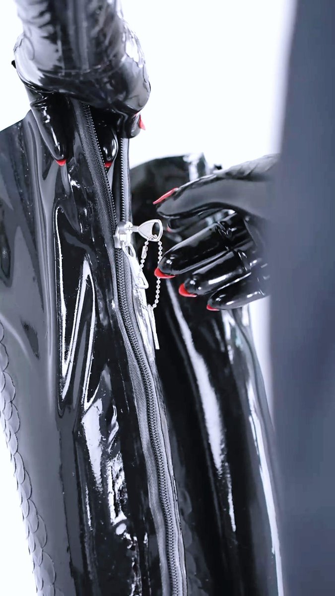 【鳞纹大腿袜】锁头拉链，禁忌之钥要掌握在谁的手上呢~
#RubberBunny #rubber #latexfashion #latex