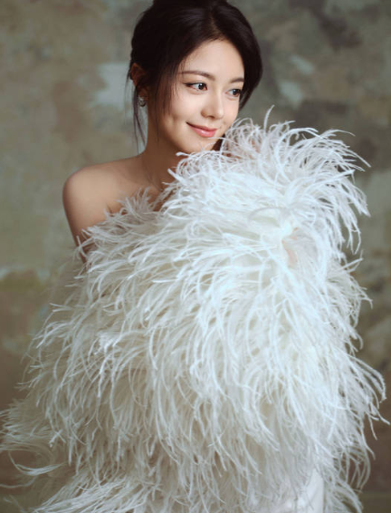 赵今麦穿白色抹胸裙气质高雅 披夸张毛毛披肩似复古名伶
