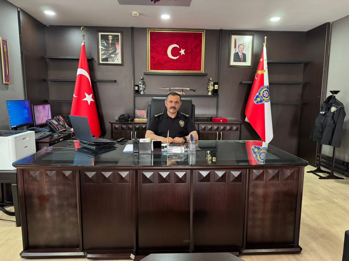MSaribuva's tweet photo. 📍1993 – Aynı yıl iki büyük yolculuğa başladım.
Biri vatana hizmet, diğeri bir ömrü paylaşmak içindi.

Üniformamın rengi değişti, görev yerlerim değişti… Ama ne meslek aşkım eksildi, ne de yuvama olan bağlılığım.

📷 31 yıl, iki büyük emanet: Biri vatan, biri aile. https://t.co/mjtFuLleBO