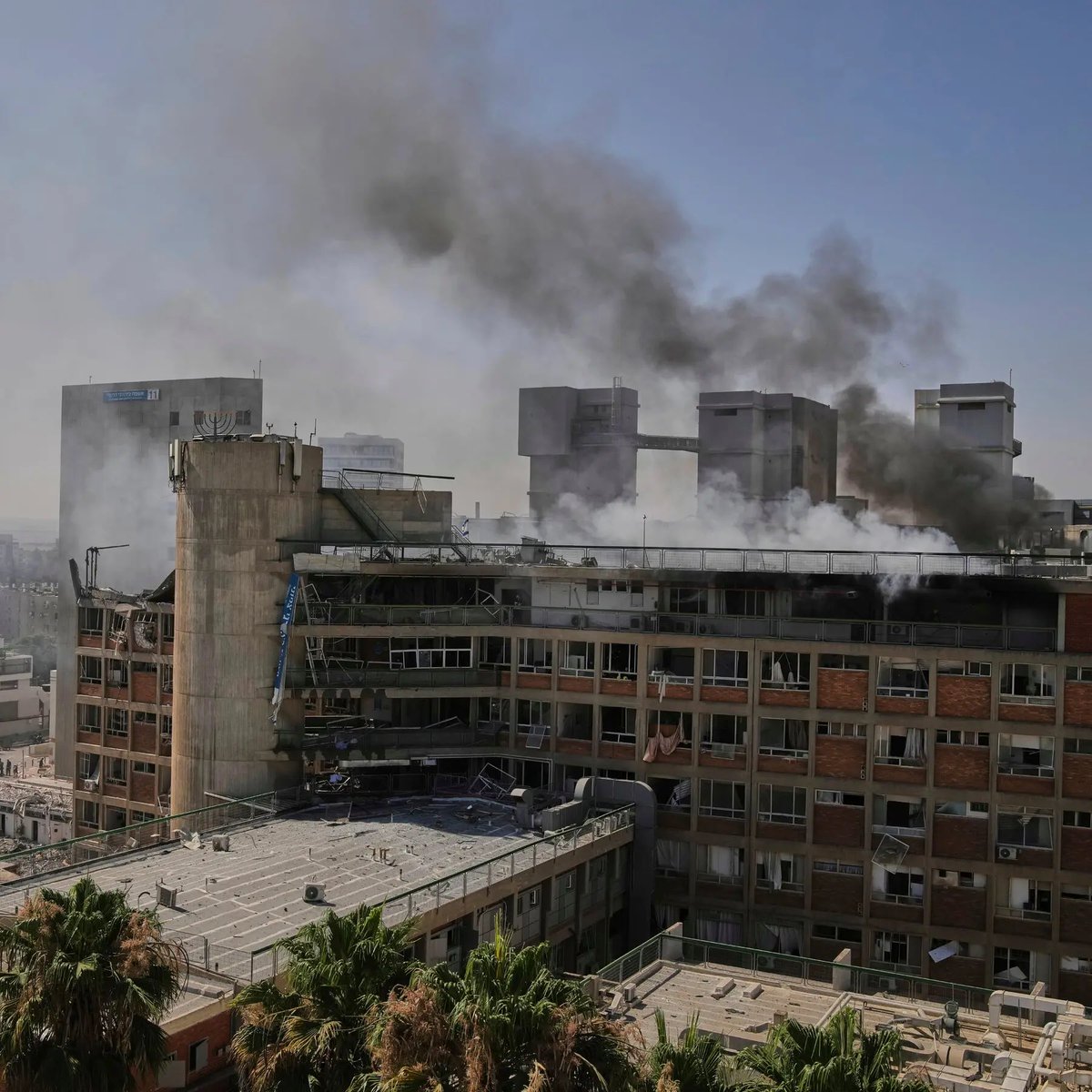 Delhiite_'s tweet image. 🇮🇷⚡🇮🇱 Smoke still rises from Soroka Hospital in Beersheba; looks like Iran’s message came with a long-lasting effect. 🏥🔥