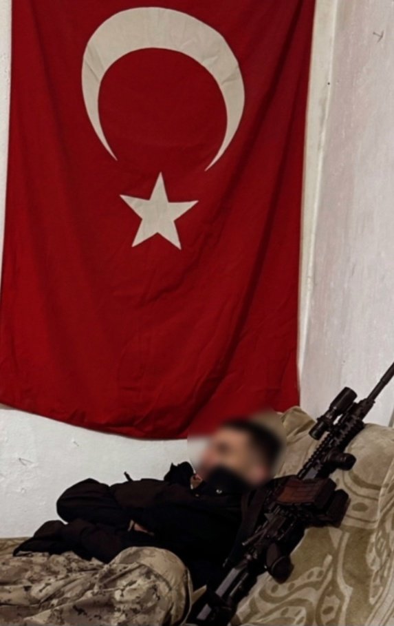 Bu gün genç, ihtiyar, kadın, kız, kızan, 
Uzanıp yatsak da çardak altında, 
Boruyu çalınca yarın borazan, 
Hemen toplanırız bayrak altında.