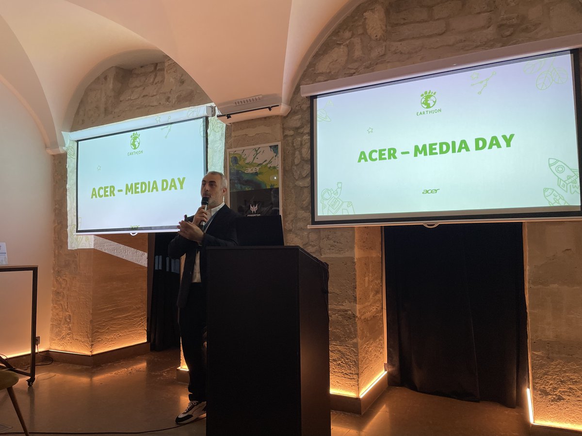 pascalparole's tweet photo. Le #PerfectVisualDay, point presse post #Computex d’@AcerFrance animé par Karim Ouahioune, directeur marketing et Chen Ling, chef produit Moniteurs et Vidéoprojecteurs #AcerDisplay https://t.co/IFA281o0sA