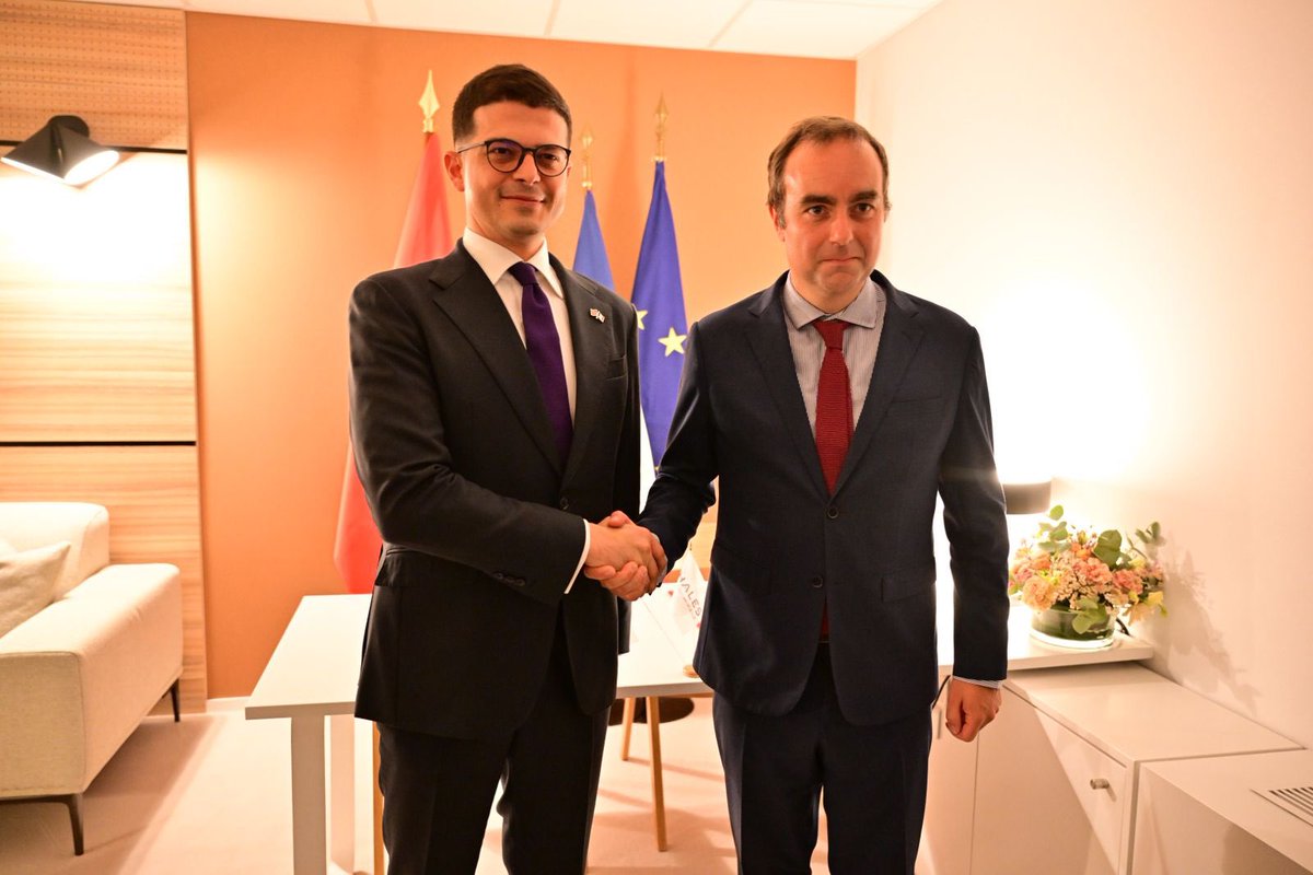 Pirro Vengu (@pvengu) on Twitter photo 📍Paris
🇫🇷🇦🇱 Kënaqësi të takoja sërish homologun francez <a href="/SebLecornu/">Sébastien Lecornu</a> pak javë pas vizitës së tij në Tiranë.
Vijojmë me hapa të shpejtë bashkëpunimin për rritjen e gatishmërisë operacionale dhe specializimin e personelit tonë.
Partneriteti strategjik me Francën përbën një 📍Paris
🇫🇷🇦🇱 Kënaqësi të takoja sërish homologun francez <a href="/SebLecornu/">Sébastien Lecornu</a> pak javë pas vizitës së tij në Tiranë.
Vijojmë me hapa të shpejtë bashkëpunimin për rritjen e gatishmërisë operacionale dhe specializimin e personelit tonë.
Partneriteti strategjik me Francën përbën një