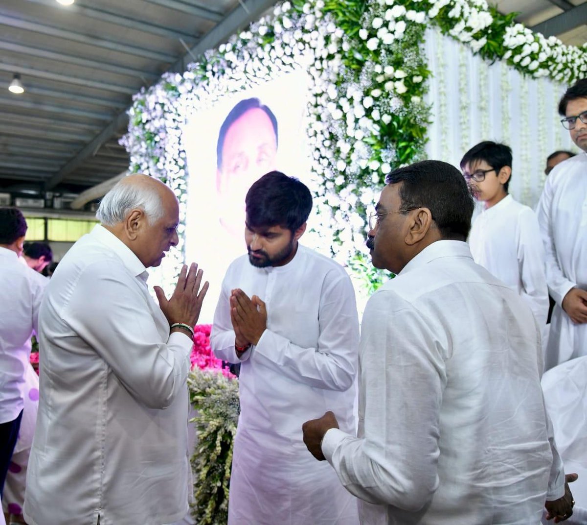 Bhupendrapbjp's tweet photo. ગુજરાતના પૂર્વ મુખ્યમંત્રી સ્વ. વિજયભાઈ રૂપાણીની સ્મૃતિવંદના માટે ગાંધીનગરના હેલીપેડ ગ્રાઉન્ડ ખાતે યોજાયેલી પ્રાર્થનાસભામાં ઉપસ્થિત રહી તેમને શ્રદ્ધાંજલિ અર્પણ કરી. દુ:ખની આ ક્ષણોમાં તેમના શોકસંતપ્ત પરિવારજનોને સાંત્વના પાઠવી. https://t.co/hygJrQJWDO