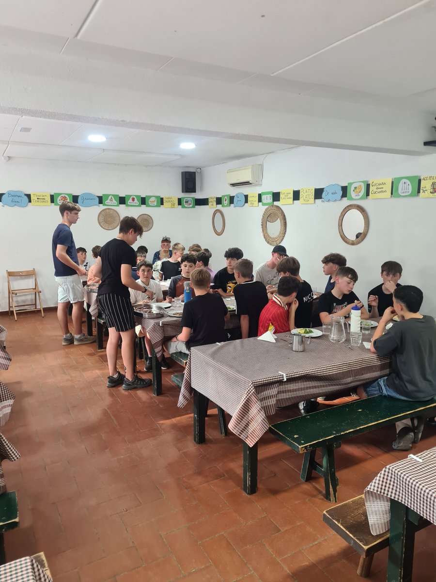 A warm welcome to Spain from our activity leaders after a smooth trip down. Students are now well rested and ready for the first day. ¡Vamos!