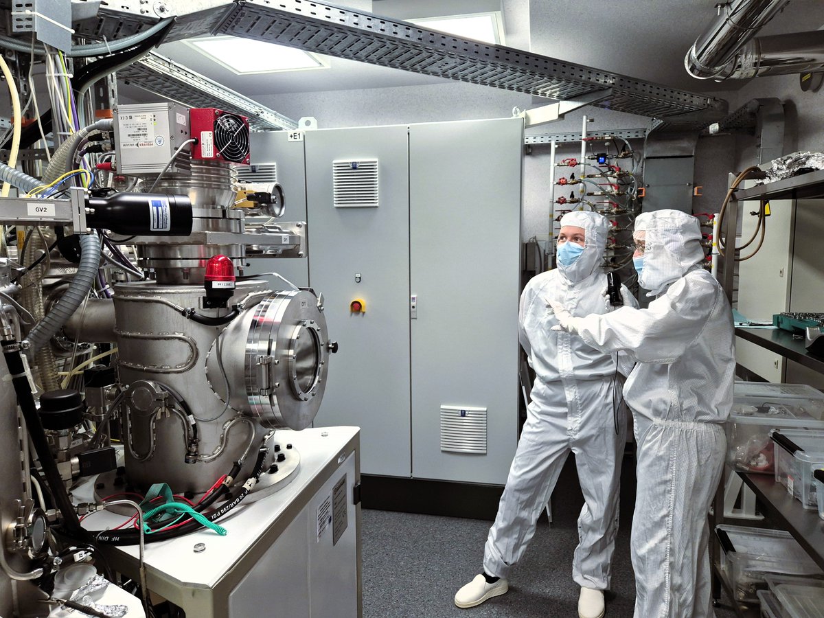 LU CFI (@lu_cfi) on Twitter photo 🧑🔬 🔬 "Vissterilākā intervija radio vēsturē!"
<a href="/LatvijasRadio/">Latvijas Radio</a> raidījums “Zināmais nezināmajā” šoreiz viesojas LU CFI tīrtelpās, kur tuvāk iepazinās ar mikro un nanoierīču izveidi.
replay.lsm.lv/lv/klausies/ie…
#LUCFI #DegsmeVirzaProgresu 🧑🔬 🔬 "Vissterilākā intervija radio vēsturē!"
<a href="/LatvijasRadio/">Latvijas Radio</a> raidījums “Zināmais nezināmajā” šoreiz viesojas LU CFI tīrtelpās, kur tuvāk iepazinās ar mikro un nanoierīču izveidi.
replay.lsm.lv/lv/klausies/ie…
#LUCFI #DegsmeVirzaProgresu