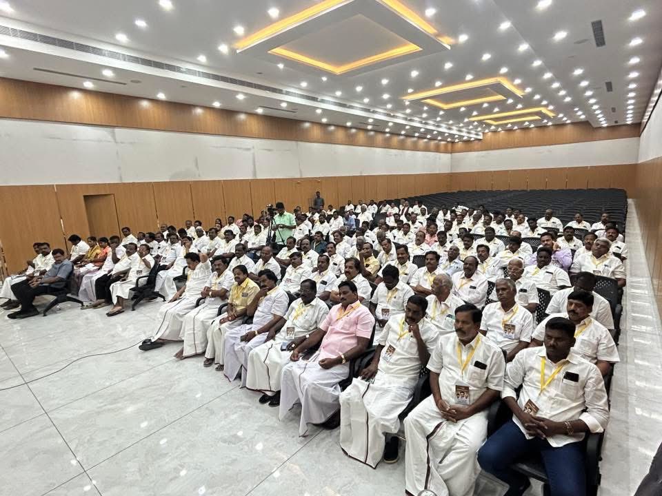 தமிழ்நாடு பொதுப்பணித்துறை நெடுஞ்சாலைத்துறை அமைச்சர் மாண்புமிகு #எ_வ_வேலு அவர்கள்

திருவண்ணாமலை ஒருங்கிணைந்த மாவட்ட செயற்குழு கூட்டத்தில் கலந்துக்கொண்டு தேர்தல் பணிகள் குறித்து பல்வேறு ஆலோசனை வழங்கினார்.