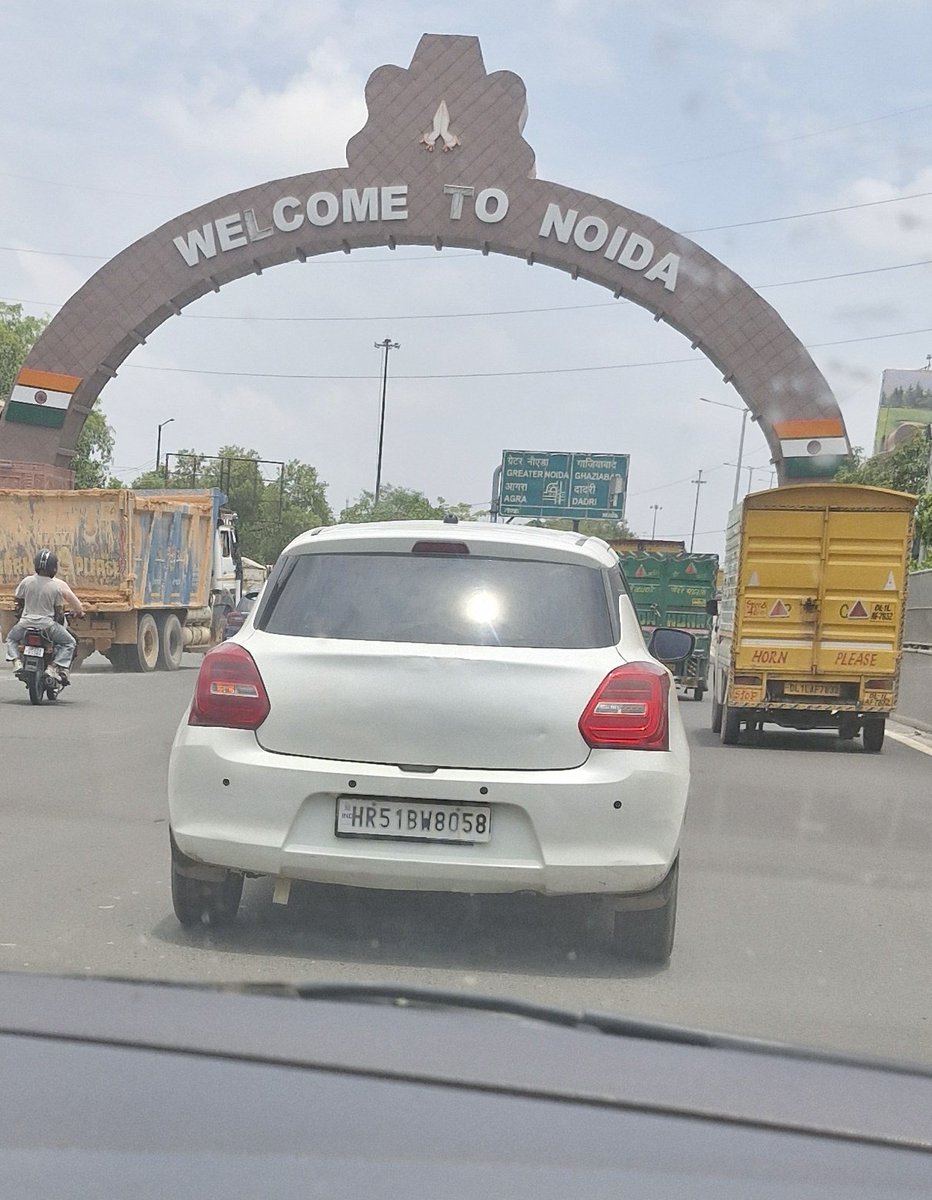 इस गाड़ी के हर शीशे पर काली फिल्म चढ़ी हुई है अंदर का कुछ नजर नहीं आ रहा ये गाड़ियां रोड पर दौड़ती कैसे हैं ?
पुलिस वालों को नजर नहीं आती क्या ?
<a href="/AmitShahOffice/">Office of Amit Shah</a> <a href="/Uppolice/">UP POLICE</a> <a href="/cmohry/">CMO Haryana</a>