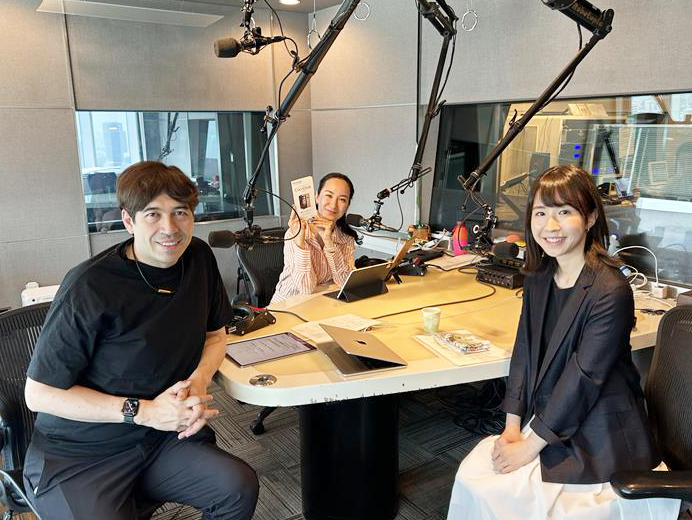 FujifilmJP_PR's tweet photo. 6月17日（火）、ラジオ局「J-WAVE」の番組「STEP ONE」に、富士フイルムグループの従業員が出演！東京メトロの駅構内などに設置されている、誰でも手軽に使えるワークスペース「CocoDesk」を紹介しました。6月24日（火）まで、「radiko」で配信中です！👉https://t.co/A49gC3GdkL

#CocoDesk #Fujifilm https://t.co/t2LmPqiLZV