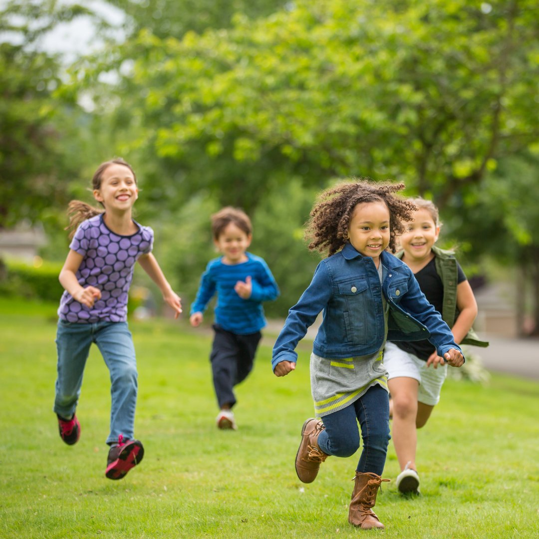 SkystepBV's tweet photo. Ouders, kijk eens onder de schoenen van je kind…

Slijt de zool scheef? Of is de hak aan één kant veel dunner?
👉 Dan is het slim om even op te letten.

Veel kinderen ontwikkelen een verkeerd looppatroon zonder dat zij het merken. https://t.co/6aeRLx3o0w https://t.co/XXoUOSeGex