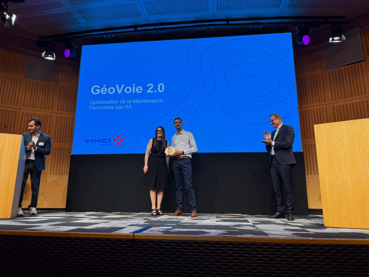 ebothorel's tweet photo. 👏Merci l’ESSEC pour son invitation à venir conclure la remise des prix AI For Responsible Leadership par une keynote ! 
J’y ai pris un grand plaisir. 
Et bravo aux lauréats 2025 et leurs sponsors  ! 
#Optic2000 #Accenture #Essilor #Saur https://t.co/8PmXfe0Ni7