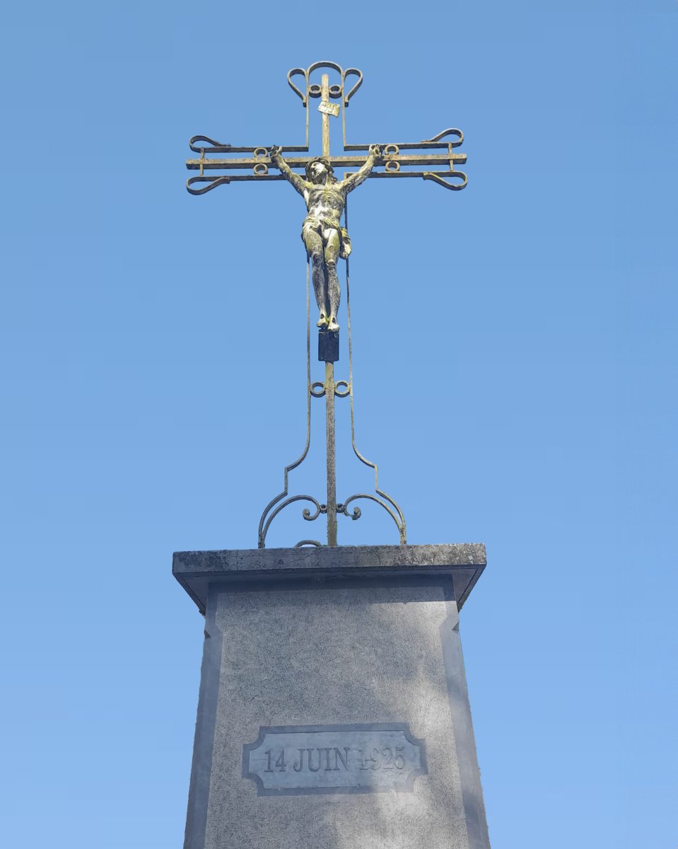 Il y a cent ans, en 1925, le petit village de Bartrès dressait une croix pour célébrer la béatification de Bernadette.

Aujourd’hui encore, ce lieu marquant de l’enfance de Bernadette murmure l’espérance à ceux qui prennent le temps d’y faire une halte. 🙏