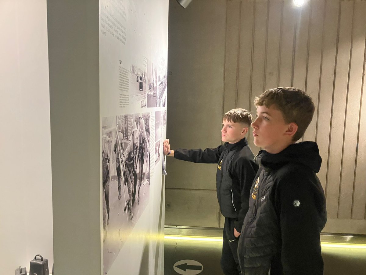 𝓗𝓲𝓼𝓽𝓸𝓻𝔂 𝓢𝓲𝓮𝓰𝓮 𝓣𝓻𝓪𝓲𝓵 

Year 9s travelled to the maiden city of Derry for a guided tour of The Siege Musuem, Musuem of Free Derry and walking tour of the historic city walls.