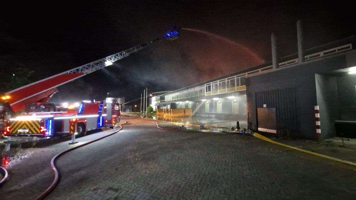 Brand in Middenbeemster. Blijf uit de rook, sluit deuren en ramen en schakel (ook in de auto) mechanische ventilatie uit. Volg obi41.nl/2p98cdrf voor updates.