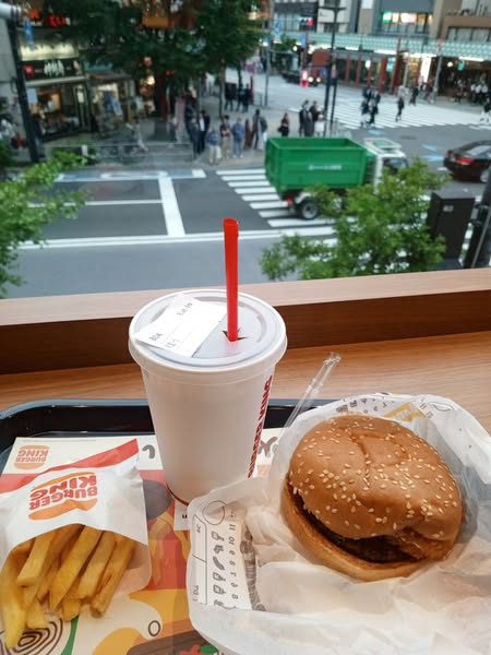 Kr! Dulu lulus kuliah struggle banget nyari kerja, sekitar 6 bulan gak ada hasil apapun, padahal udah S1 dan terbilang punya skill, tapi gak bisa jadi jaminan bisa kerja layak di Indonesia. Setelah tau kalo perusahaan yang aku perjuangin dulu sampe aku gagal di tahap interview