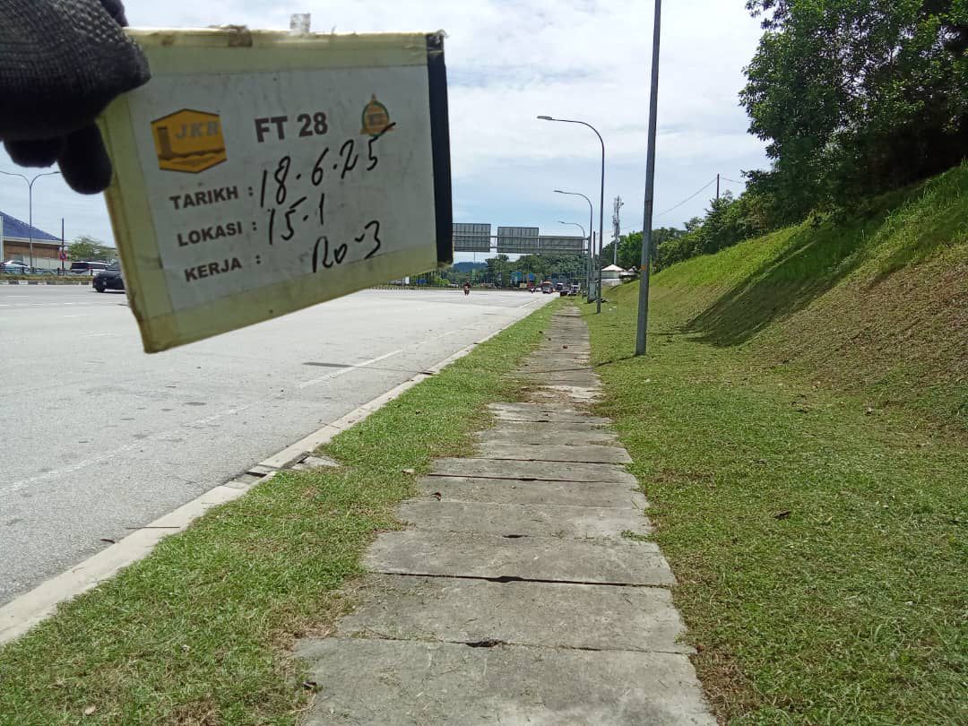 JKR Gombak (@jkrgombak) on Twitter photo 18 Jun 2025 | Kerja-kerja rutin penyenggaraan telah dilaksanakan oleh pihak Konsesi Alloy Sdn Bhd di jalan FT28 MRR2. Aktiviti ini bertujuan memastikan jalan berada dalam keadaan baik.
<a href="/moworksmy/">Kementerian Kerja Raya Malaysia</a>
<a href="/IPJKR_Official/">JKR Malaysia Rasmi</a>
<a href="/JKRSelangor/">JKR Selangor</a>
<a href="/Irshukriishak/">Ir. Shukri Bin Ishak</a> 18 Jun 2025 | Kerja-kerja rutin penyenggaraan telah dilaksanakan oleh pihak Konsesi Alloy Sdn Bhd di jalan FT28 MRR2. Aktiviti ini bertujuan memastikan jalan berada dalam keadaan baik.
<a href="/moworksmy/">Kementerian Kerja Raya Malaysia</a>
<a href="/IPJKR_Official/">JKR Malaysia Rasmi</a>
<a href="/JKRSelangor/">JKR Selangor</a>
<a href="/Irshukriishak/">Ir. Shukri Bin Ishak</a>