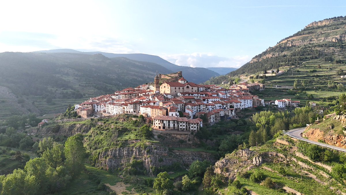 AramonNdTeruel's tweet photo. ✨ Tres joyas en el corazón de Gúdar-Javalambre ✨ 

Rubielos de Mora, Linares de Mora y Puertomingalvo forman parte de Los Pueblos más Bonitos de España 🏘️

Recorrerlos es descubrir lo más bello y auténtico de uno de los países más antiguos del mundo 🌍 

#gudarjavalambre https://t.co/FVe49M9PCB