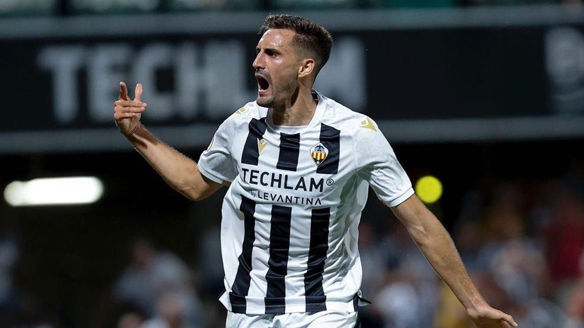 AlbinegrosC's tweet photo. Jesús de Miguel ha sido una de las piezas clave del @CD_Castellon en la 24/25. Referente ofensivo, presencia en el área y trabajo incansable. ¿Cómo valoras su temporada? Te dejamos los datos 📊👇
#Albinegros #DeMiguel https://t.co/yUIC5Tww0R