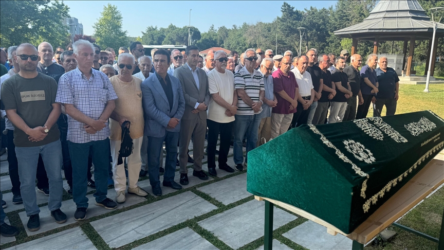 Türk halk müziğinin usta ismi Mehmet Erenler son yolculuğuna uğurlandı 

— Kendinden sonraki kuşağın üzerinde çok ciddi bir etkisi oldu

— Tavırların, bağlamanın, yörelerin, derlemelerin efendisiydi

v.aa.com.tr/3603687