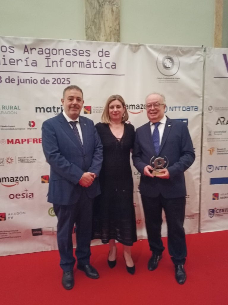 Sociedad Científica Informática de España (@scie_inform) on Twitter photo En la foto,  Eduardo Peris Millán (Decano del Colegio), junto a Claudia Pérez Forniés (Consejera de Empleo, Ciencia y Universidades), y Francisco Quiles Flor (Presidente de SCIE) En la foto,  Eduardo Peris Millán (Decano del Colegio), junto a Claudia Pérez Forniés (Consejera de Empleo, Ciencia y Universidades), y Francisco Quiles Flor (Presidente de SCIE)
