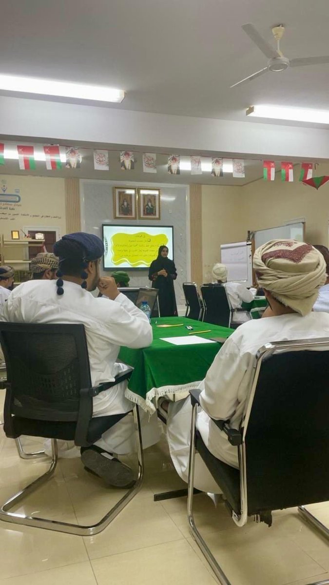 بهدف تنمية وتطوير مهارات الكادرين الإداري والتدريسي بمدرستي السلطان قابوس بصلالة؛ نفذت إدارة المساجد والمدارس ورشتي عمل لمعلمي ومعلمات المدرستين بعنوان "ميثاق أخلاقيات المهنة التربوية" قدمتها بدرية بنت مهنا العبرية مديرة دائرة الإشراف التربوي.