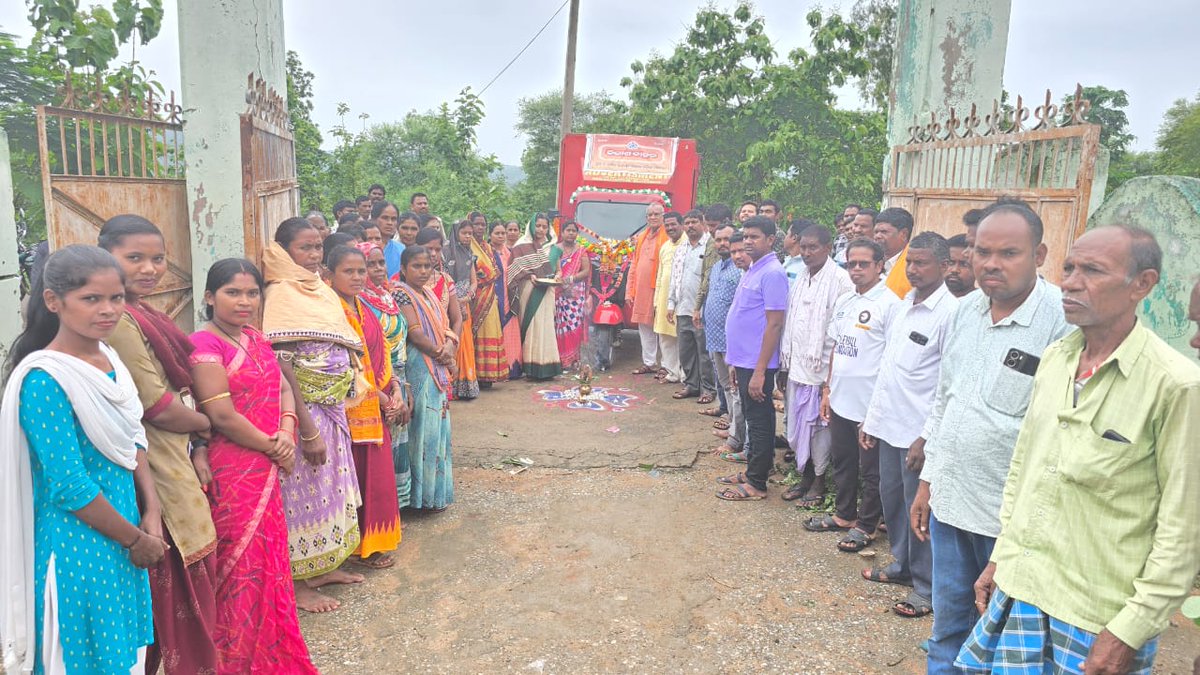 SamitiSinapali's tweet photo. ରାଜ୍ୟ ସରକାର ଙ୍କ ଏକ ବର୍ଷ ପୂର୍ତ୍ତି ଅବସରରେ ଆଜି  ତା ୧୯.୦୬.୨୦୨୫"ବିକାଶ ବାହନ" ଯାତ୍ରା   ସିନପାଲି ବ୍ଲକ ର ନୁଆପଡା ଗ୍ରାମପଞ୍ଚାୟତ ଗସ୍ତ କରିଛି ।
@CMO_Odisha
@DM_Nuapada
@NAdministration
#BikashBahanYatra #OneYearOfMohanMajhi​ #BarshaEkUpalabdhiAnek #OneYearOfSushasan​ #LokankaSarkar #Odisha https://t.co/tYn9IlUsDF