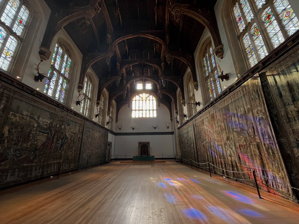 TracyBorman's tweet image. Extraordinary light in the Great Hall this morning 🤩 🌈 #hamptoncourtpalace @HRP_palaces