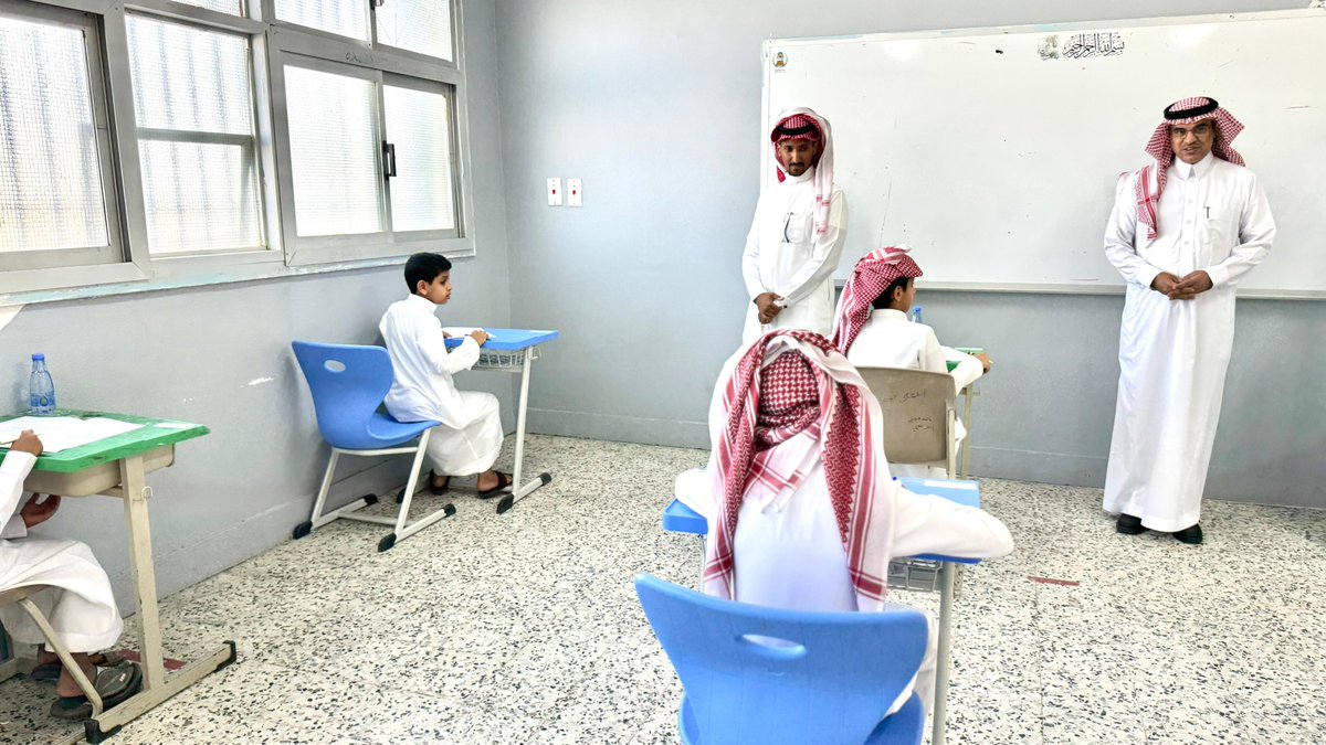 MOE_TIF's tweet photo. في إطار المتابعة الميدانية، قام المدير العام للتعليم بزيارة عدد من المدارس للوقوف على سير الاختبارات النهائية للفصل الدراسي الثالث 1446هـ، والاطلاع على تفعيل برامج اليوم الدراسي. https://t.co/eYel22MZoj