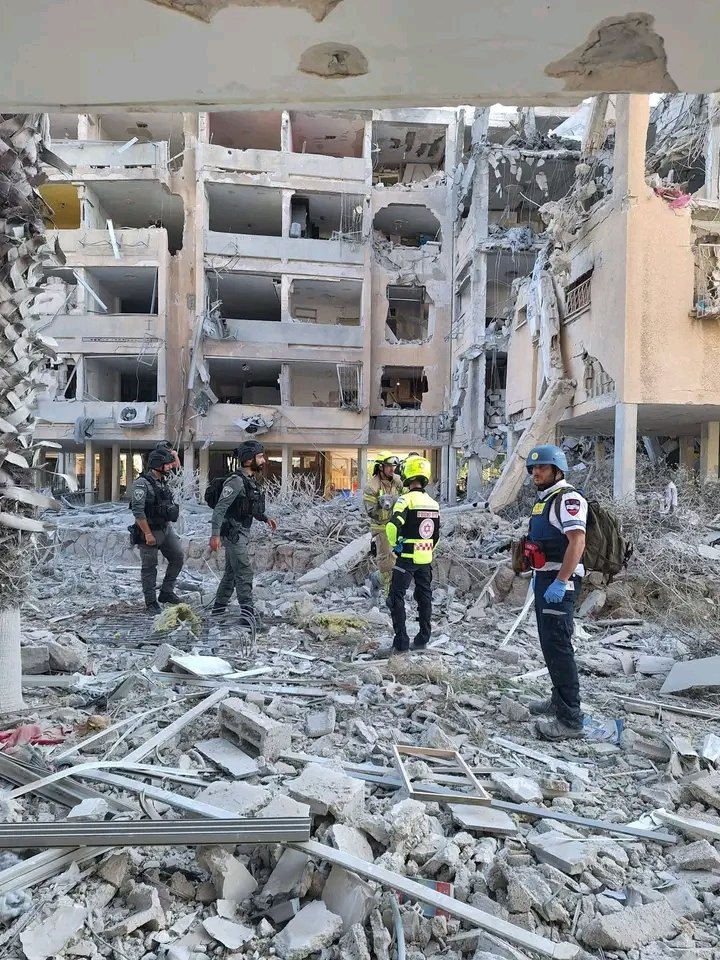 MaziCUmeh1's tweet photo. Just some of the images from this morning's Iranian missile attack on various cities in Israel.
#Culled

#chibuikembiafrachild https://t.co/50vrfWieT0