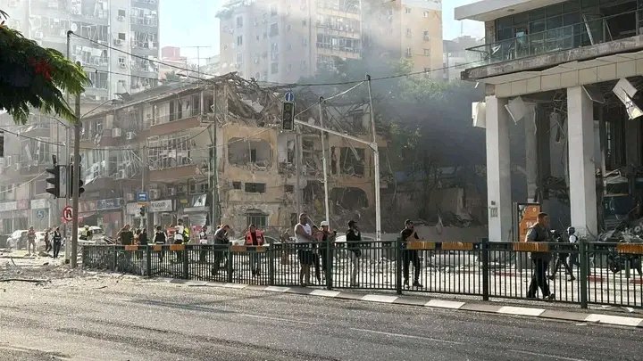 MaziCUmeh1's tweet photo. Just some of the images from this morning's Iranian missile attack on various cities in Israel.
#Culled

#chibuikembiafrachild https://t.co/50vrfWieT0