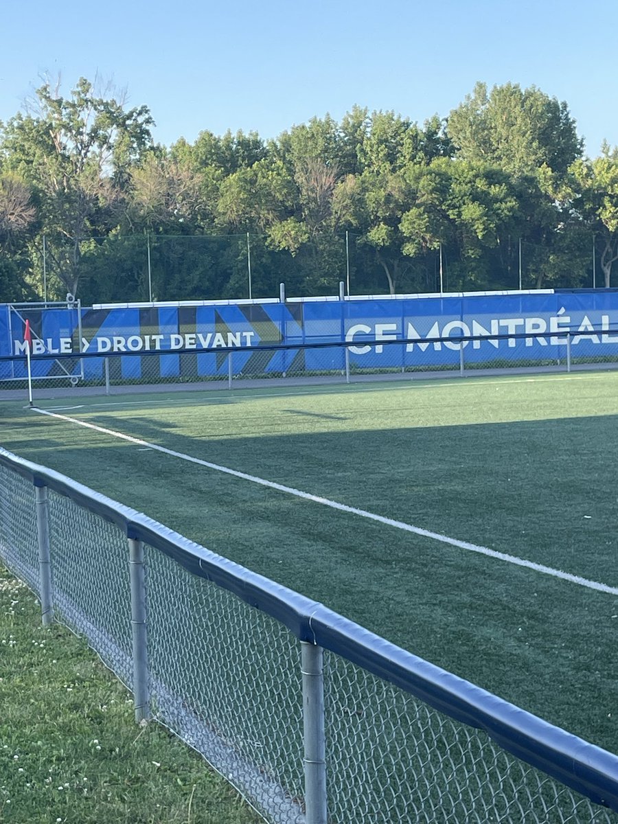 Tour de Canada continues with some great soccer at #CFMontreal 🇨🇦 j'améliore également mon français 😉 #EarnTheRight Let’s go🐶