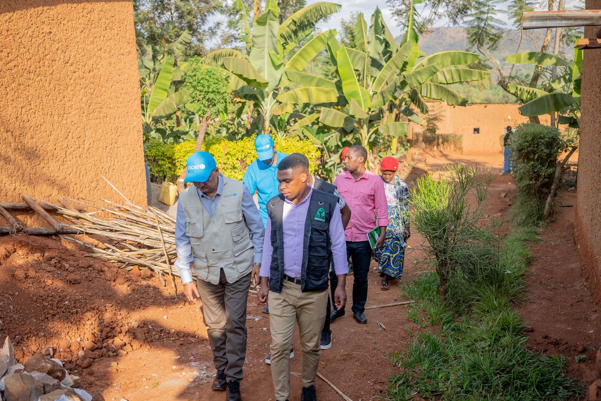 hezainitiatives's tweet photo. 🚨On Tuesday, we welcomed the @unicefrw team to witness progress of the #Imena in @KireheDistrict! We visited a home practicing #OnEggPerChild , a saving group's poultry farm boosting access to eggs & chicks, & met FLFs practicing the 5 behaviours at #Inteko. Impact in action! https://t.co/uyXCpH4rVH