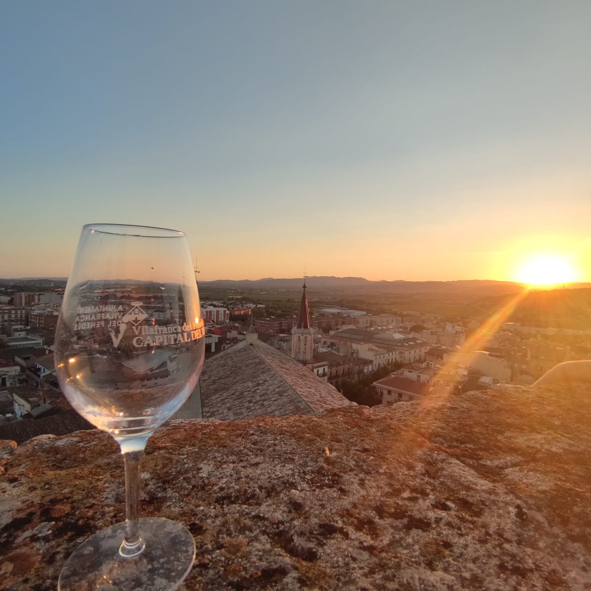 Turisme Vilafranca (@vilafrancatur) on Twitter photo ☝️Dissabte 28 iniciem la temporada de visites de posta de sol al campanar de Sant Maria.
⛪️Història, patrimoni, paisatge i vi.
🗓️Consulta l'agenda bit.ly/_vilaAgenda i escull el dissabte que millor et vagi.
<a href="/VilafrancaAj/">Ajuntament de Vilafranca del Penedès</a> <a href="/TriadeSC/">TRÍADE S. Culturals</a> <a href="/penedesturisme/">Penedès Turisme</a> #descobrirpenedes ☝️Dissabte 28 iniciem la temporada de visites de posta de sol al campanar de Sant Maria.
⛪️Història, patrimoni, paisatge i vi.
🗓️Consulta l'agenda bit.ly/_vilaAgenda i escull el dissabte que millor et vagi.
<a href="/VilafrancaAj/">Ajuntament de Vilafranca del Penedès</a> <a href="/TriadeSC/">TRÍADE S. Culturals</a> <a href="/penedesturisme/">Penedès Turisme</a> #descobrirpenedes